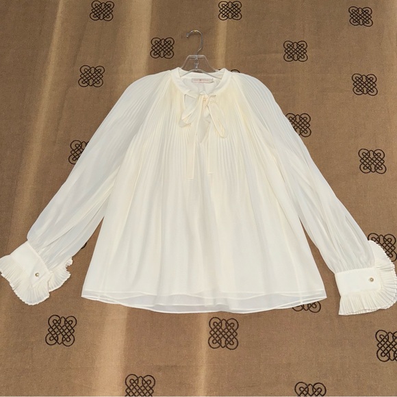Tory Burch Meryl Ivory Pleated Chiffon Blouse Size 4
Excellente Condition - Picture 2 of 14
